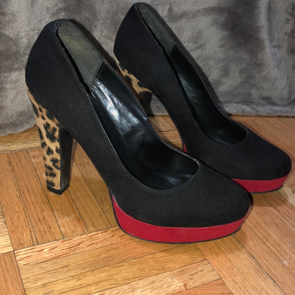 Black pumps